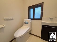 明るく清潔感溢れるトイレです。温水洗浄便座付きで、季節を問わずいつでも温かい便座をお使いいただけます。手洗いが別になっているので、衛生的に使えます。