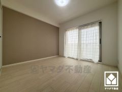 バルコニーにつながるお部屋で、通風・陽当たり良好。