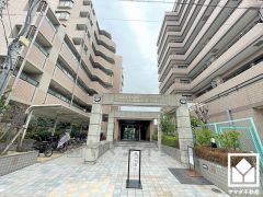 タイル張りの洗練されたデザインと堅牢な造り。美しさと安心を兼ね備えた、心地よい住まい。