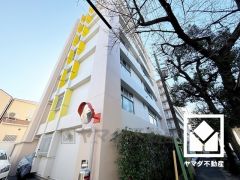 キッチンは空間を有効活用できる壁付けタイプ。