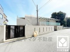 ブランコやすべり台付きの複合遊具などが設置された「毘沙門公園」まで徒歩7分など、徒歩圏内に広めの公園が複数あり、子育て世帯の方にもお勧めです。