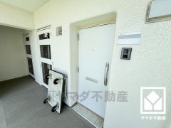 白を基調とした明るい玄関デザイン。帰るたびにホッとできる、心地よい住まいの入り口。