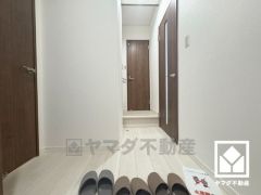 シンプルで洗練された玄関スペース。帰るたびにホッとできる、心地よい住まいの入り口。