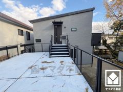 駐車スペースを並列2台分確保。重い荷物や雨の日の移動もスムーズで、快適なカーライフを実現。来客時にも便利です。