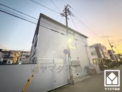 「小松小学校」まで徒歩3分。低学年のお子様も安心して通学していただけます。