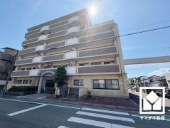お買い物施設が徒歩圏内に複数あり、便利な住環境です。