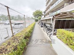屋根付きの駐輪場・バイク置場を完備。雨や風、直射日光からお乗り物を守ることができます。