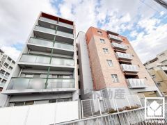 陽光に映える美しい外観。街並みに馴染みながらも、ひときわ目を引く存在感。