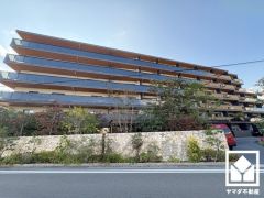 玄関にはたっぷりの収納スペースを完備。靴やベビーカー、アウトドア用品まですっきり収まり、いつでも整った空間に。