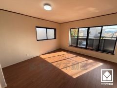 約11帖の2階南西側洋室です。2面採光。明るい陽光がたっぷり差し込む心地よい生活空間です。