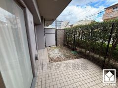 東側テラスのため、朝日が気持ちよく入り爽やかな一日を始められます。ガーデニングなどがお楽しみいただける専用庭付き。お花への水やりなどがしやすくなるスロップシンクもございます。