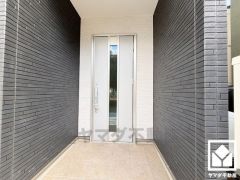 ドアのスリット窓から光が差し込み、外出時にも帰宅時にも、明るい気持ちになれる玄関です。