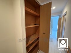 廊下にも収納スペースが複数あり、住空間を広々お使いいただけます。