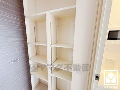 廊下にも収納スペースがあり、住空間を広々お使いいただけます。