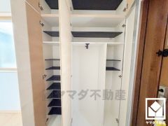 玄関にはたっぷりの収納スペースを完備。家族の靴もしっかり収納できるので、玄関がいつも片付き、気持ちよくお客様を迎えられます。