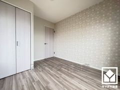 アクセントクロスを取り入れたデザイン性の高い洋室で、リラックスしたひとときを過ごせます。全居室フローリングでお掃除もラクラクです。