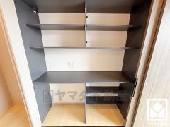 オープンシェルフと扉付きのカップボードが並んでおり、「見せる収納」と「隠す収納」を使い分けてご利用いただけます。