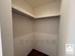 収納力豊富なウォークインクローゼット付き。お洋服はもちろん、スーツケースなどの大物もしっかり収納できます。