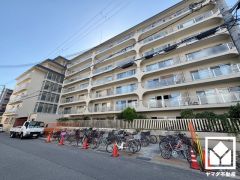 陽光に映える美しい外観。街並みに馴染みながらも、ひときわ目を引く存在感。