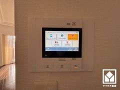 突然の来訪時でも安心なモニター付きインターホンを完備。お留守番中のお子様でも簡単に来訪者の確認ができます。