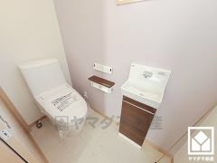 明るく清潔感溢れるトイレです。2連トイレットペーパーホルダーなのでお取替えの手間が軽減できます。