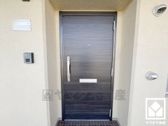 玄関ドアは防犯性の高いダブルロックドアです。