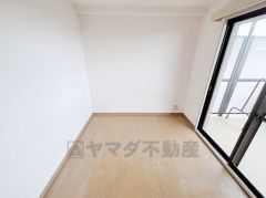 約4.3帖の洋室です。フローリングでお掃除もラクラクです。