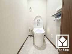 明るく清潔感溢れるトイレです。2連トイレットペーパーホルダーなのでお取替えの手間が軽減できます。