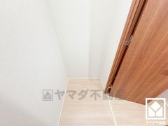 クローゼットは奥行きがあるので、収納力も申し分ありません。
