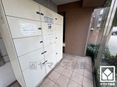 宅配ボックスも完備しています。留守でも安心、荷物の受け取りをスムーズに。