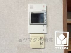 突然の来訪時でも安心なモニター付きインターホンを完備。お留守番中のお子様でも簡単に来訪者の確認ができます。