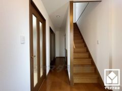 シンプルで洗練された玄関スペース。帰るたびにホッとできる、心地よい住まいの入り口。