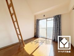 大型荷物の収納や、書斎・趣味のスペース、お子様の秘密基地など、多用途にお使い頂けるロフトがございます。