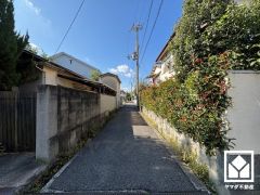 「ファミリーマート尼崎塚口町」まで徒歩3分、「関西スーパー稲野店」まで徒歩8分など、お買い物施設が徒歩圏内に複数あり便利な住環境です。