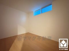 約5.6帖の1階洋室です。採光・プライバシーに配慮された高窓付きの洋室で、プライベートな時間をゆったり過ごせそうです。