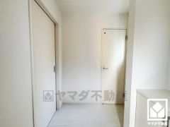 シンプルで洗練された玄関スペース。帰るたびにホッとできる、心地よい住まいの入り口。