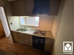 カウンターキッチンなので配膳や片付けがしやすく、お料理中でもお子様の様子が分かって安心です。（リフォーム前の写真となります。2025年10月24日ガスキッチン入替済）