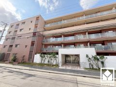 陽光に映える美しい外観。街並みに馴染みながらも、ひときわ目を引く存在感。