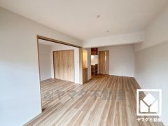 LDKは約14.7帖。隣接する約5.5帖の洋室との一体利用も可能です。