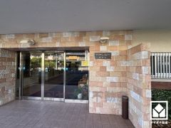 広々とした明るいエントランス。綺麗に整備されており、帰宅時や来客時にも気持ちの良い空間です。