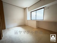 約4.5帖の洋室です。お子様のお部屋などにも丁度良い広さです。スタディスペースや写真、小物置き場など多用途に使えるカウンター付き。