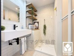 室内洗濯機置場がございますので、天候に左右されず洗濯していただけます。隣に棚があるので消耗品などをスッキリ置けるのも嬉しいポイント。