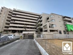 全室バルコニーに繋がるお部屋となっております。風通しが良く、明るい陽光がたっぷり差し込む心地よい生活空間です。