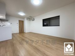 プライバシー・採光に配慮された2階リビングです。自然光を取り込む、開放感あふれる暮らし。隅々まで光が降り注ぎ、明るく心地の良い空間。