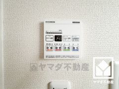 浴室暖房乾燥機付き。真冬の寒い浴室を暖かく、また雨の日の洗濯物の乾燥にと多用途に活躍する機能です。