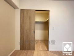 収納力豊富なウォークインクローゼット付き。お洋服はもちろん、スーツケースなどの大物もしっかり収納できます。