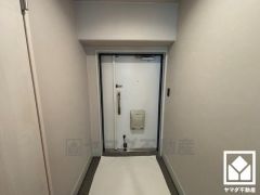 白を基調とした明るい玄関で、毎日を爽やかにスタート。帰るたびにホッとできる、心地よい住まいの入り口。