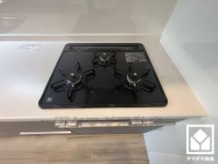 毎日の料理がもっとスムーズに。便利な3口コンロ付きキッチン。