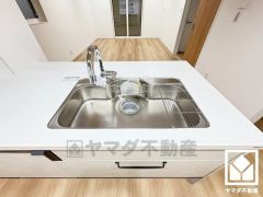 清潔感あふれるシンクで、毎日を気持ちよくスタート。浄水器付きタッチレス水栓なので、お料理中でも衛生的にお使いいただけます。出しっぱなしを防げるため節水効果にもつながります。