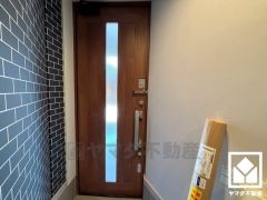 ドアのスリット窓から光が差し込み、外出時にも帰宅時にも、明るい気持ちになれる玄関です。